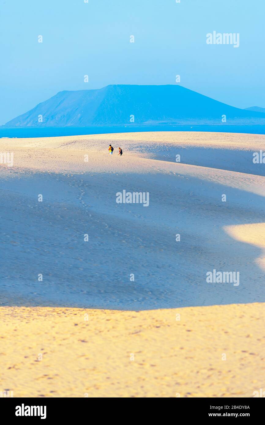 Dunes de sable de Corralejo avec l'île de Lobos en arrière-plan, Fuerteventura, îles Canaries, Espagne, Europe Banque D'Images