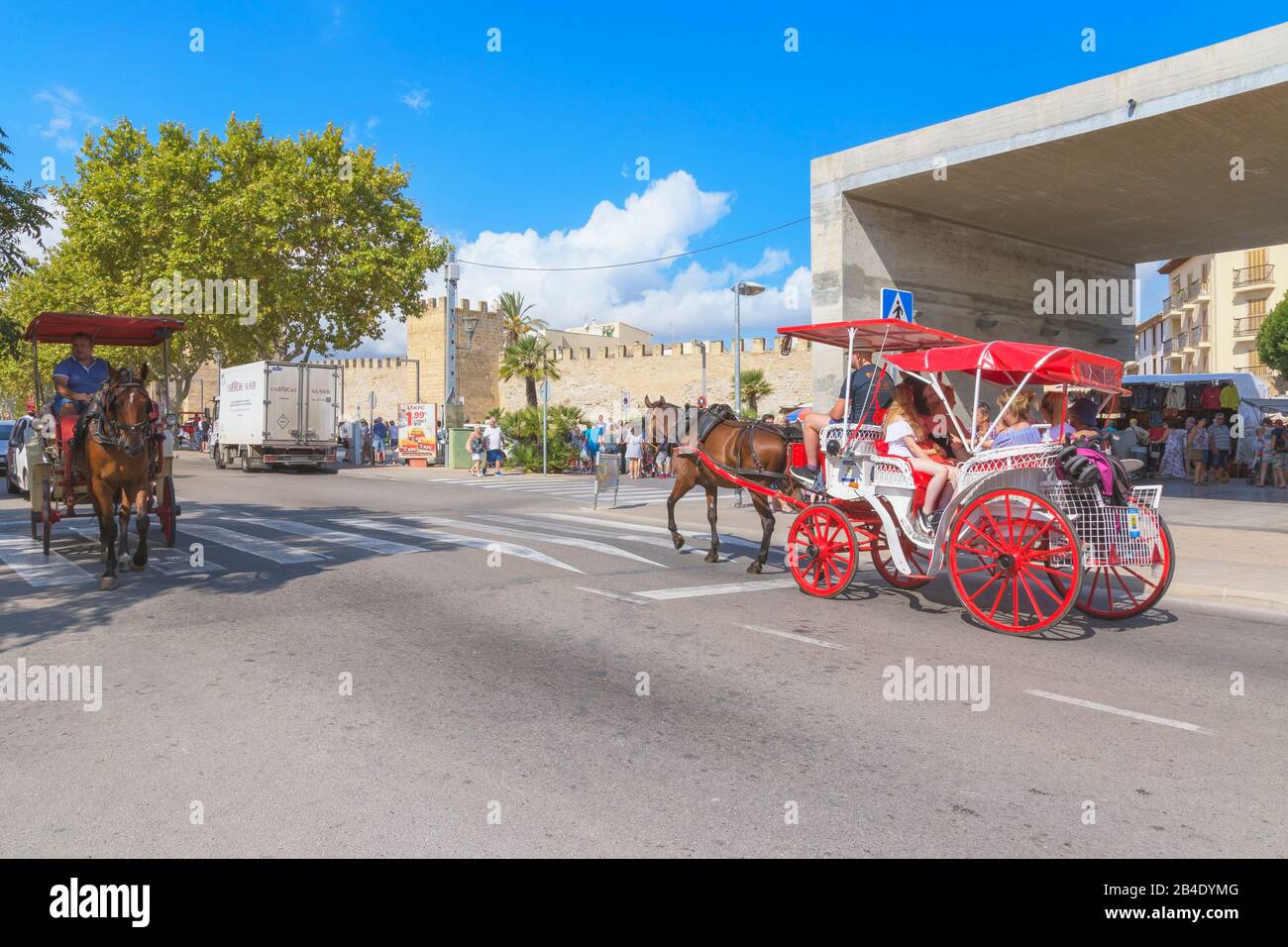 Les touristes à cheval en calèche, Alcudia, Majorque, Iles Baléares, Espagne, Europe Banque D'Images