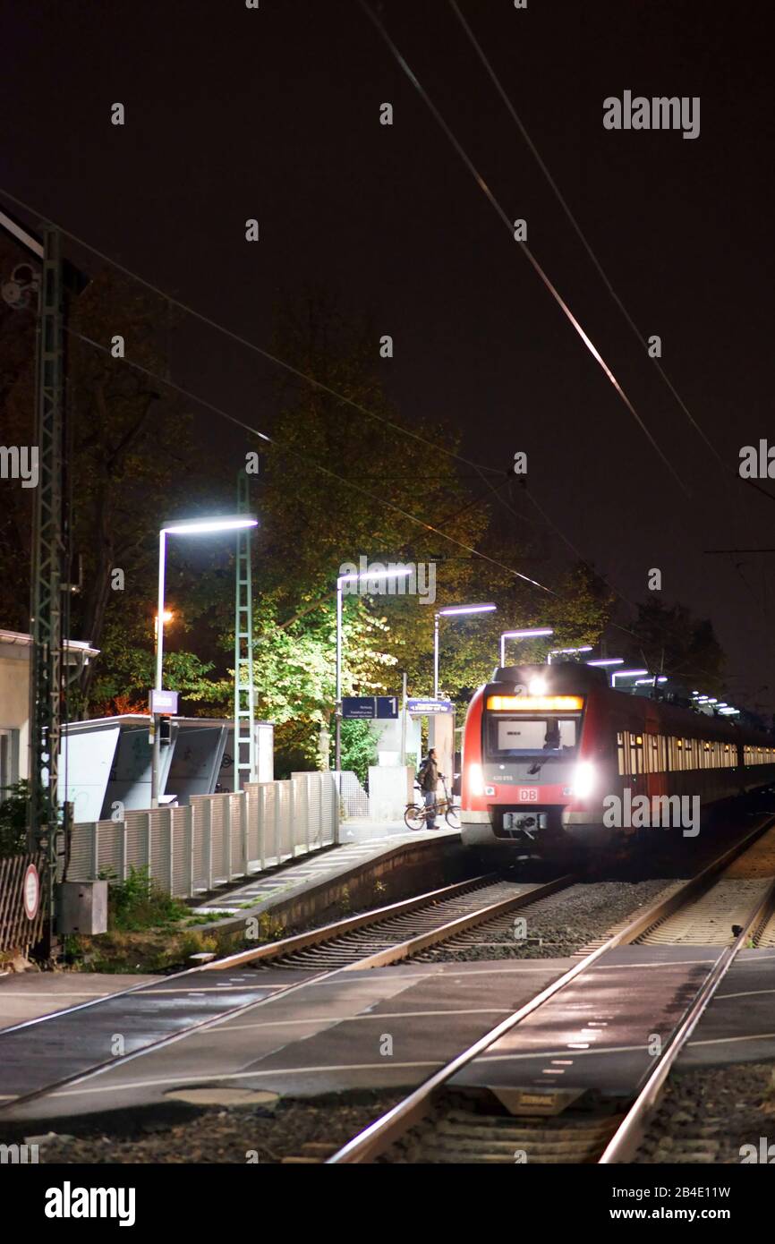 Un régional rouge arrêts de S-Bahn de nuit à la plate-forme Eddersheim. Banque D'Images
