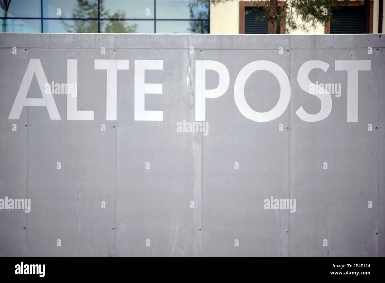 L'inscription Alte Post sur le mur gris d'une bordure de parking à Pirmansens. Banque D'Images