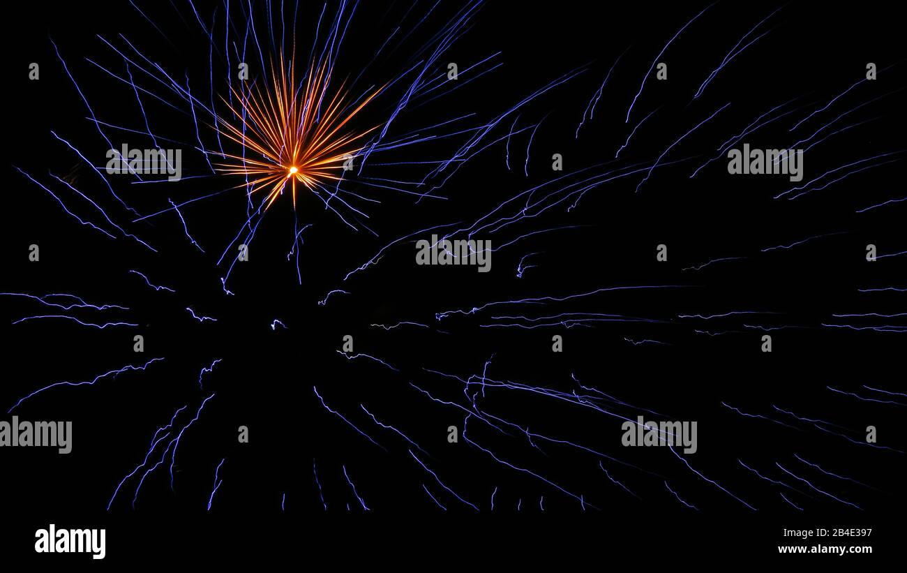 Feux d'artifice le 14 juillet à Coursan, fête nationale, tempête sur la Bastille Banque D'Images