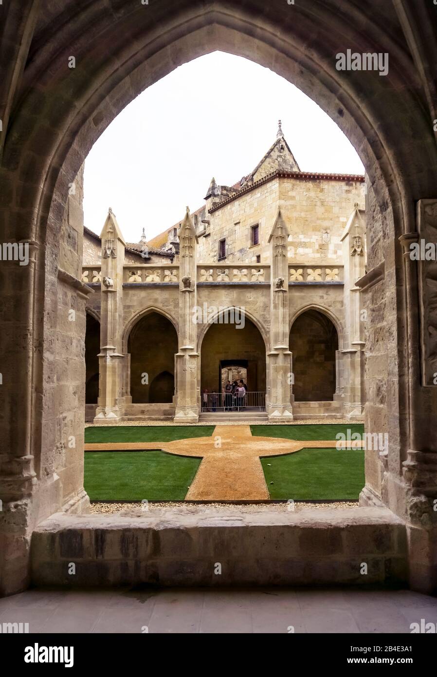 Jardin du cloître dans la cathédrale Saint Just et Saint Pasteur. Cathédrale gothique, permis de construction 1272. Banque D'Images