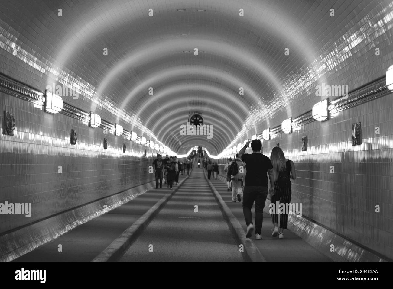 Europe, Allemagne, Hambourg, Ville, port, Vieux Elbtunnel sous l'Elbe, tube est restauré, vue intérieure, connexion entre Saint-Pauli et le port, construit en 1911, photo piétonne, noire et blanche, Banque D'Images