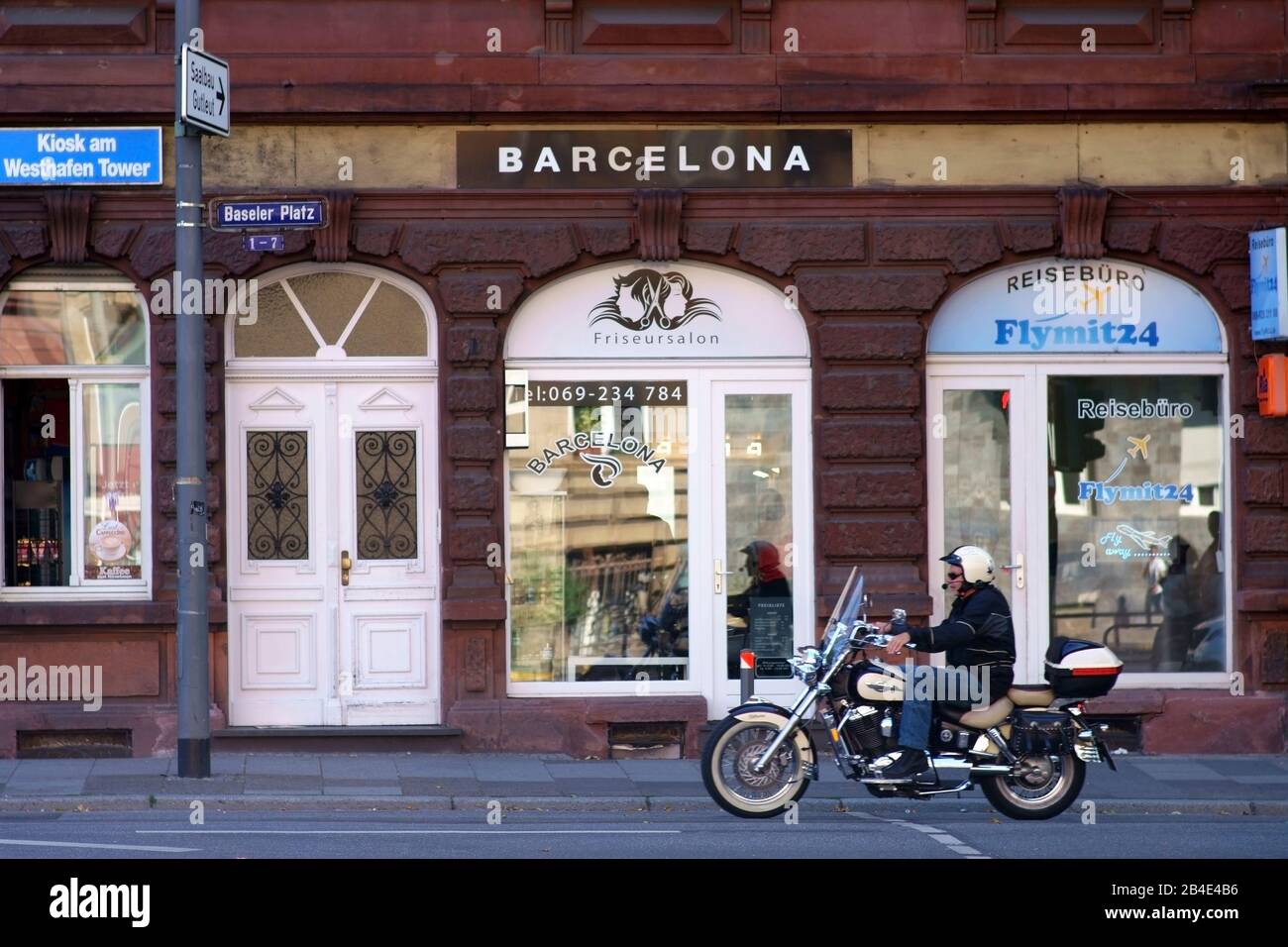 Un motocycliste devant le salon de coiffure de Barcelone sur la Baseler Platz à Francfort. Banque D'Images