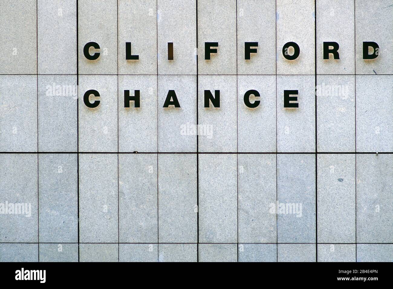 Le logo du cabinet d'avocats Clifford Cance sur la façade d'un bâtiment de grande taille à Francfort. Banque D'Images
