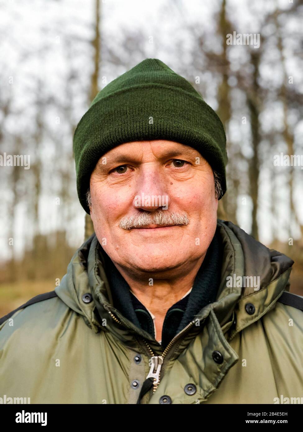 Mann; Portrait; Hütze; Wald; Hiver Banque D'Images
