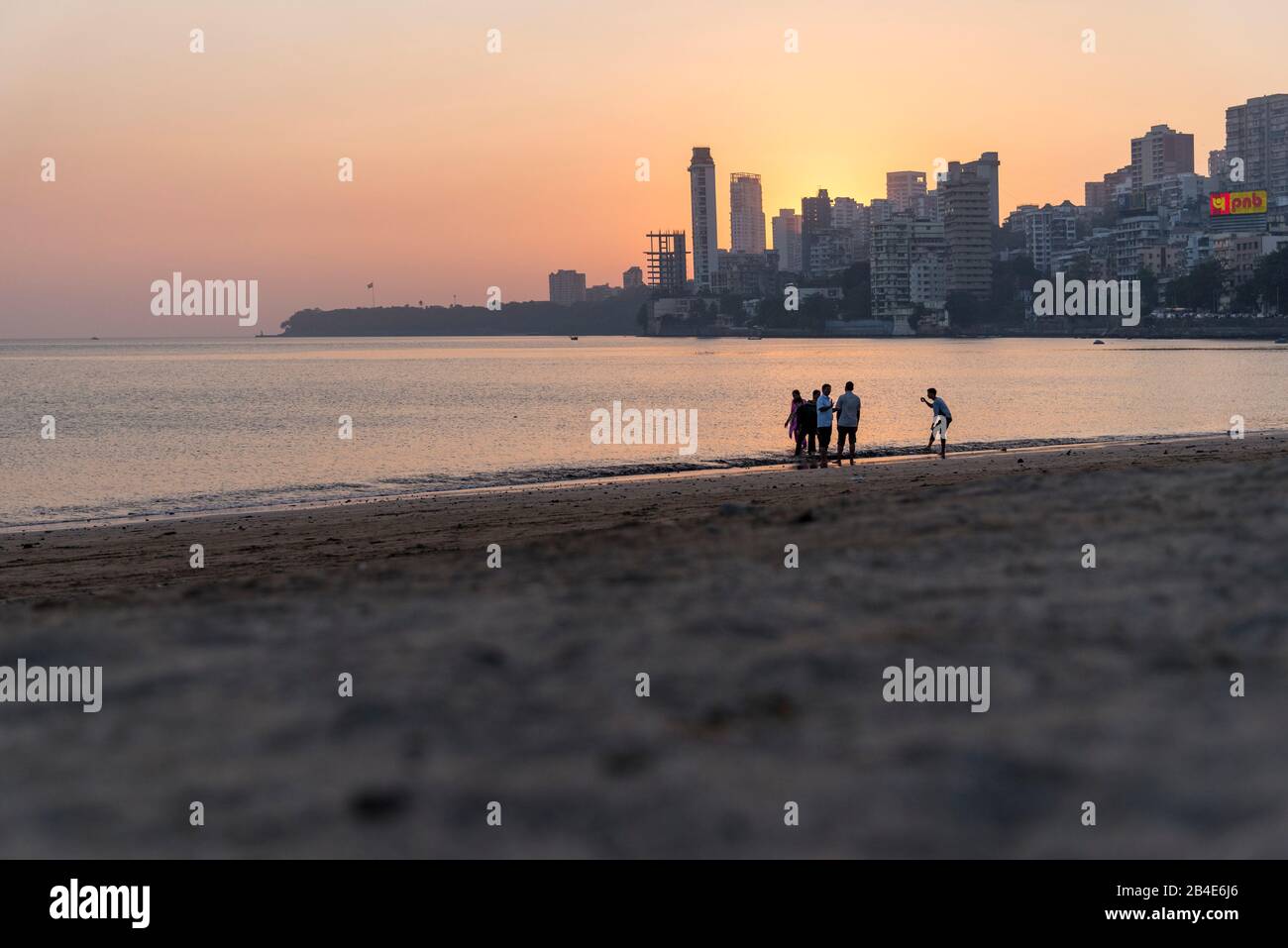 Inde, Maharashtra, Mumbai, Gens Sur Chowpatty Beach, Sunset, Skyline, Banque D'Images