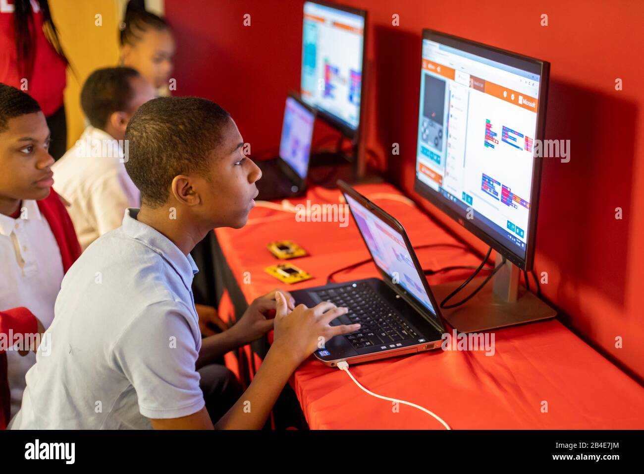 Detroit, Michigan - Code313, un programme à but non lucratif pour les jeunes de Detroit âgés de 7 à 17 ans, offre des ateliers gratuits sur le codage informatique et d'autres sous-j basés sur la technologie Banque D'Images
