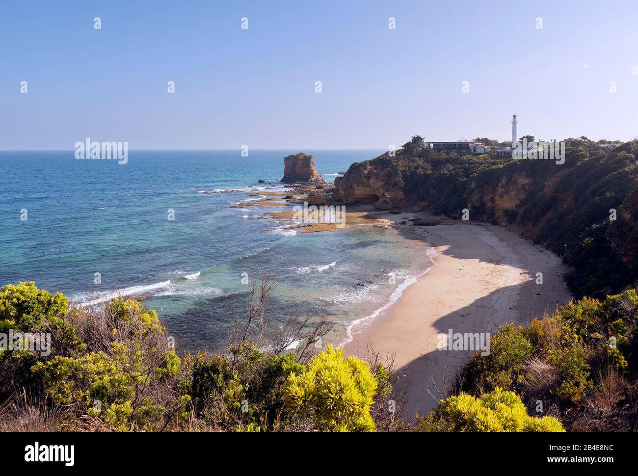 Côte à Aireys Inlet sur la Great Ocean Road avec phare de Split point au soleil de l'après-midi Banque D'Images