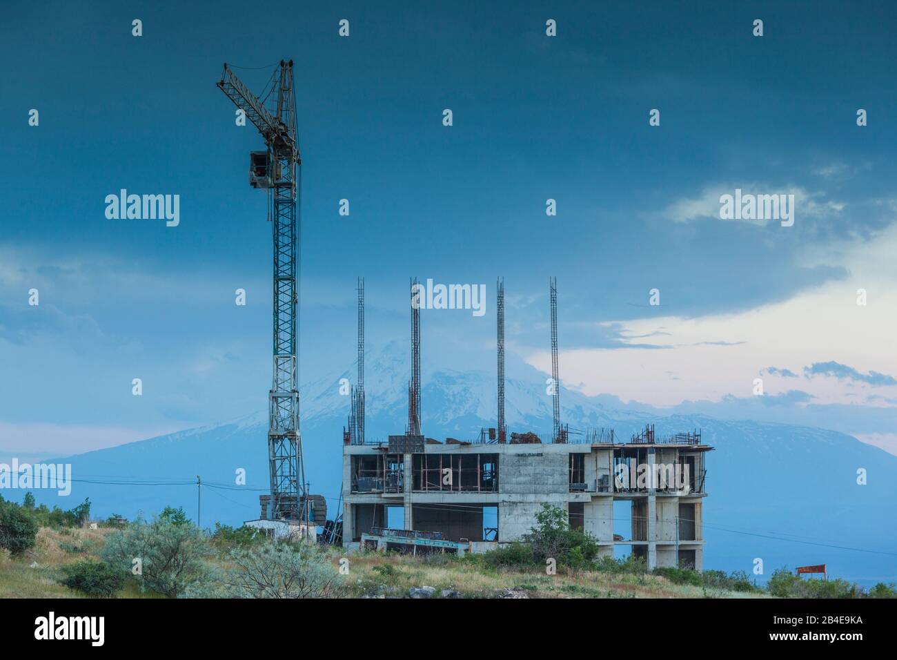L'Arménie, Erevan, la construction d'une maison et Mt. Ararat, crépuscule Banque D'Images