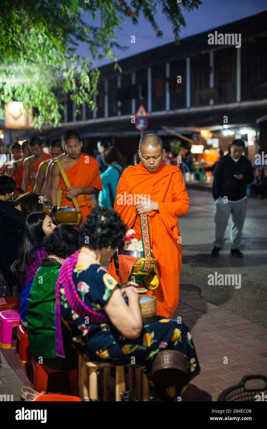 Laos, Luang Prabang, Tak Bat, procession à l'aube de moines bouddhistes collectant des ormes, pas de libération Banque D'Images