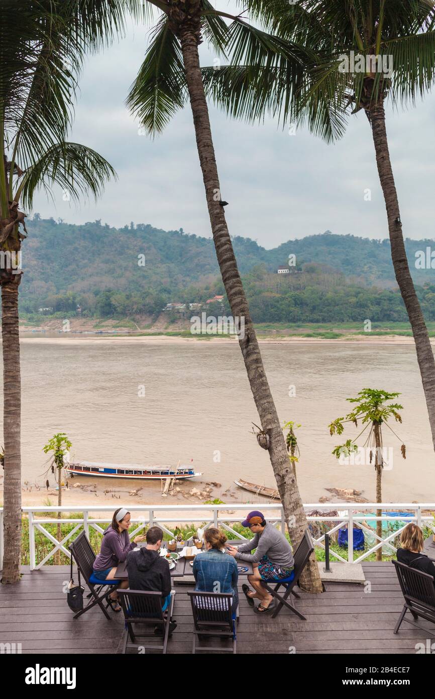 Laos, Luang Prabang, les gens au café du fleuve Mékong, pas de rejets Banque D'Images