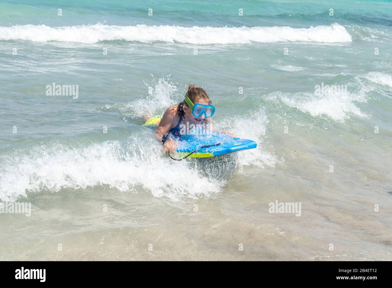 Lido Pizzo, Gallipoli, Salento, Poulien, Italien, Europa. Ein Mädchen vergnügt sich mit einem Bodyboard im Ionischen Meer Banque D'Images