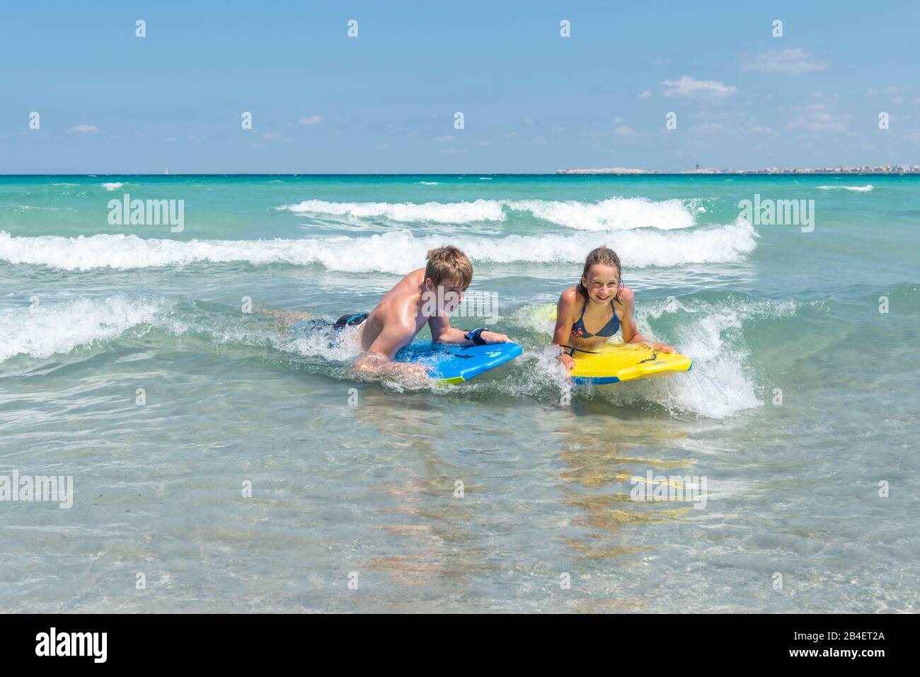 Lido Pizzo, Gallipoli, Salento, Poulien, Italien, Europa. Zweich mit ihren Bodyboards im Ionischen Meer Banque D'Images