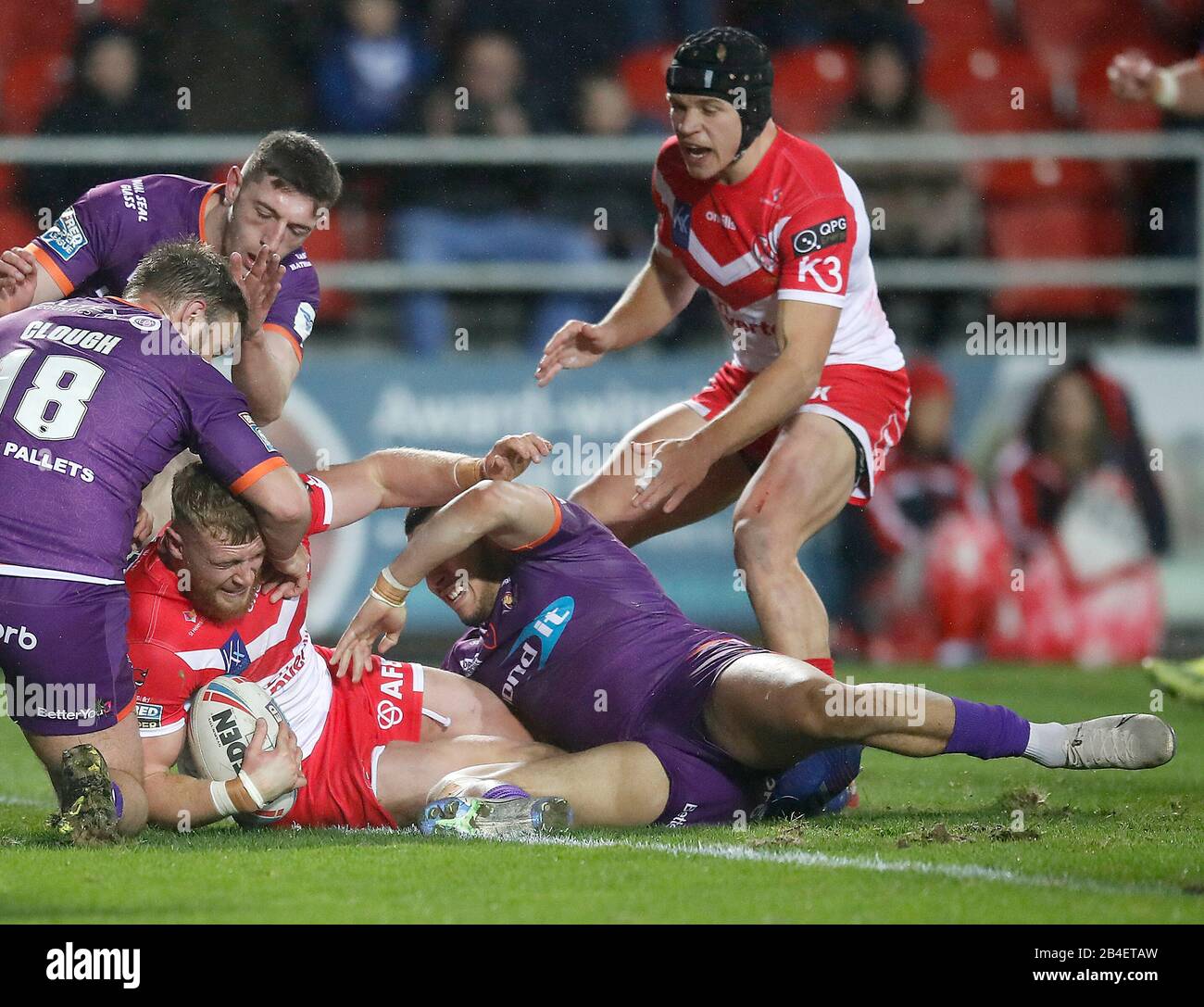 Luke Thompson, Saints des Hens, se met à l'essai contre Les géants De Huddersfield, pendant le match de la Super League de Betfred au Stade Totalement méchant, St Helens. Banque D'Images