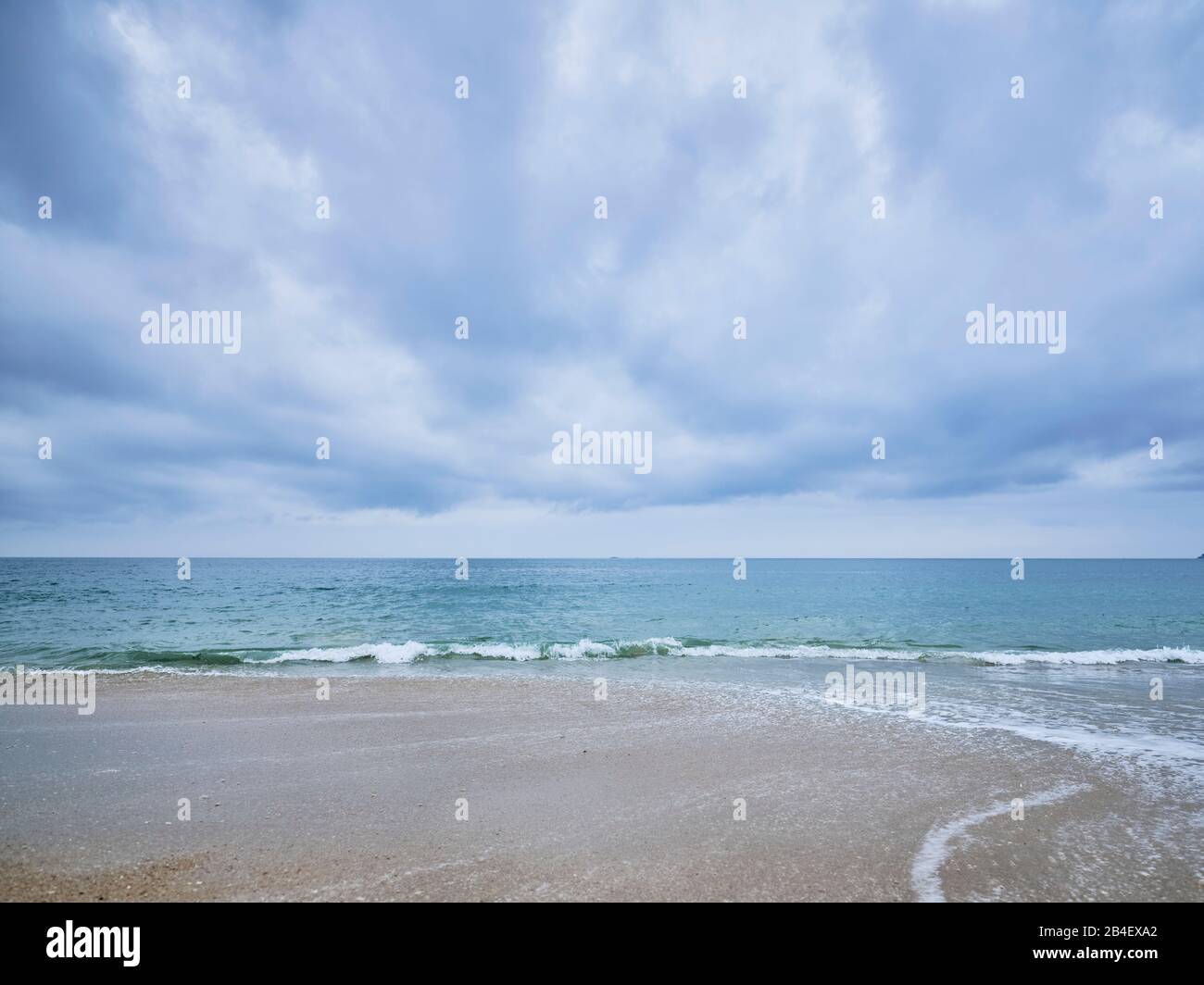 Rückfließende Brandung am wolkenbehangenen und menschenleeren Strand von la Baule-Escoublac dans la région der Pays de la Loire à Frankreich. Banque D'Images