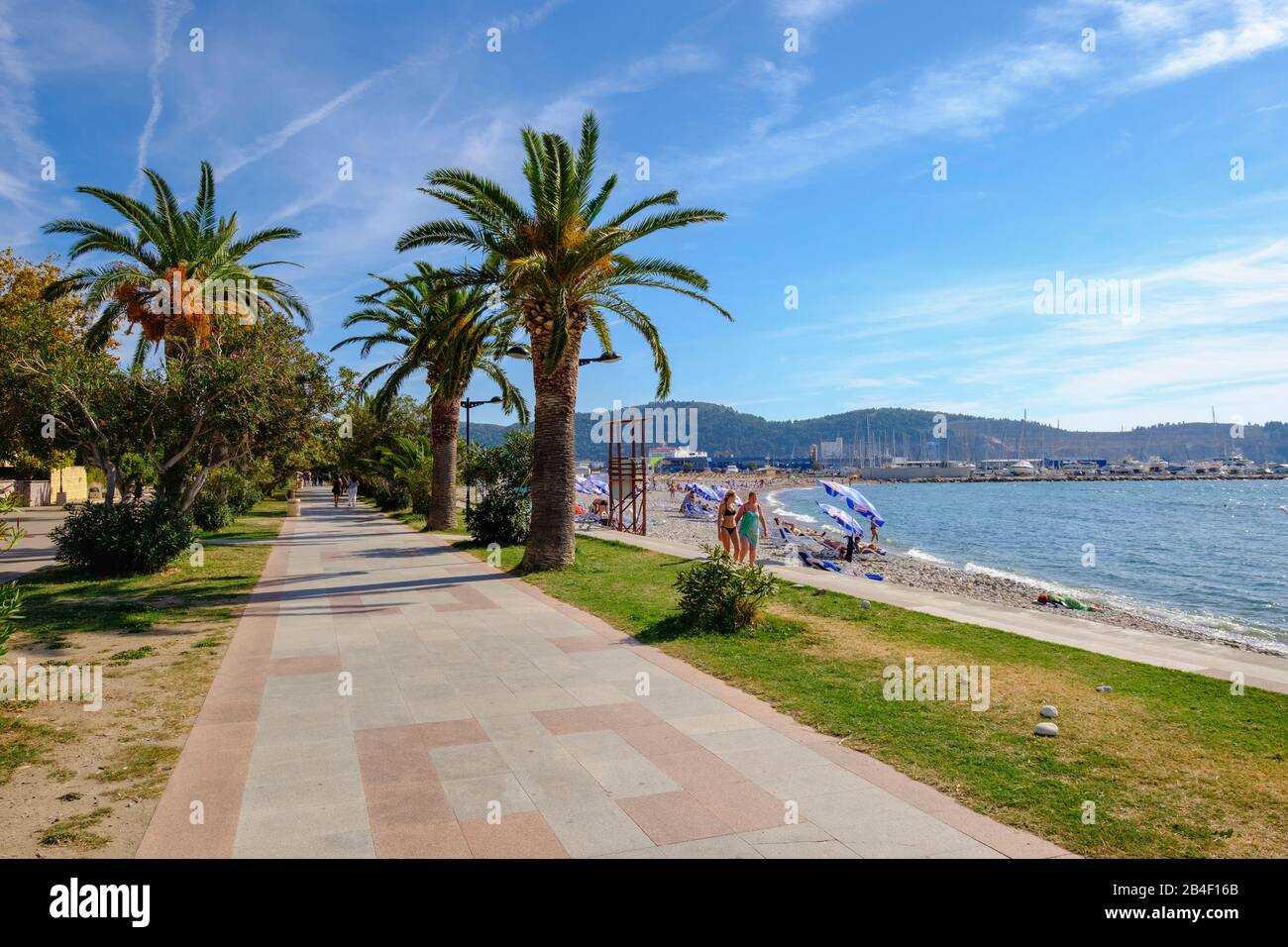 Promenade de plage et port, Bar, côte Adriatique, Monténégro Banque D'Images