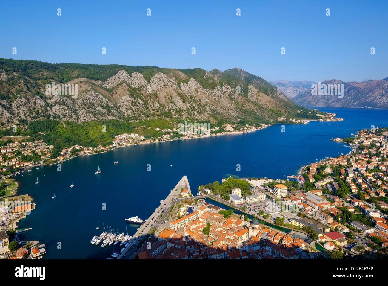 Vieille ville de Kotor et Dobrota, vue de la forteresse Sveti Ivan, baie de Kotor, Monténégro Banque D'Images