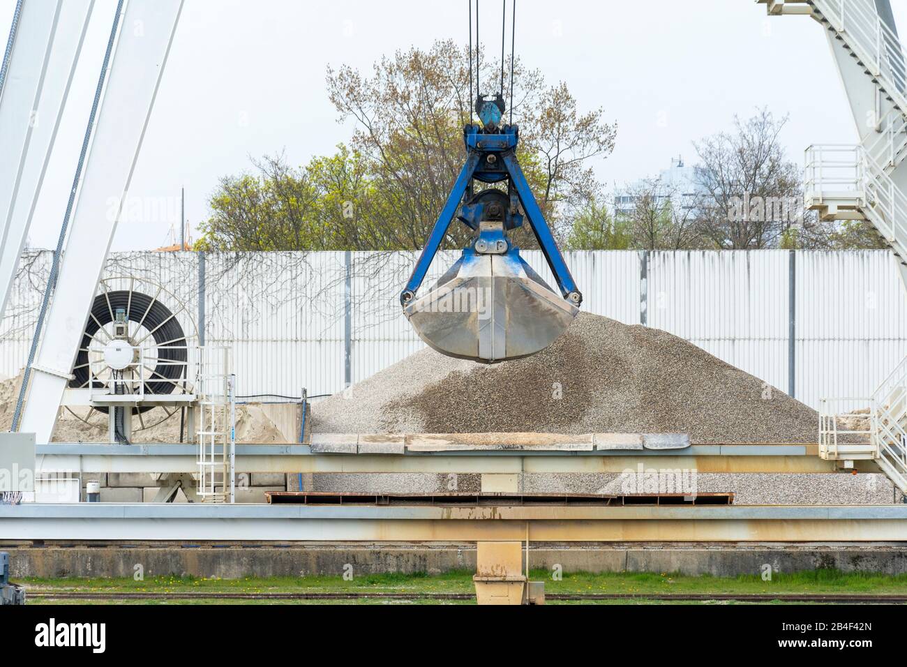 Allemagne, Hesse, Francfort, seau de pelle hydraulique dans un entrepôt de gravier. Banque D'Images