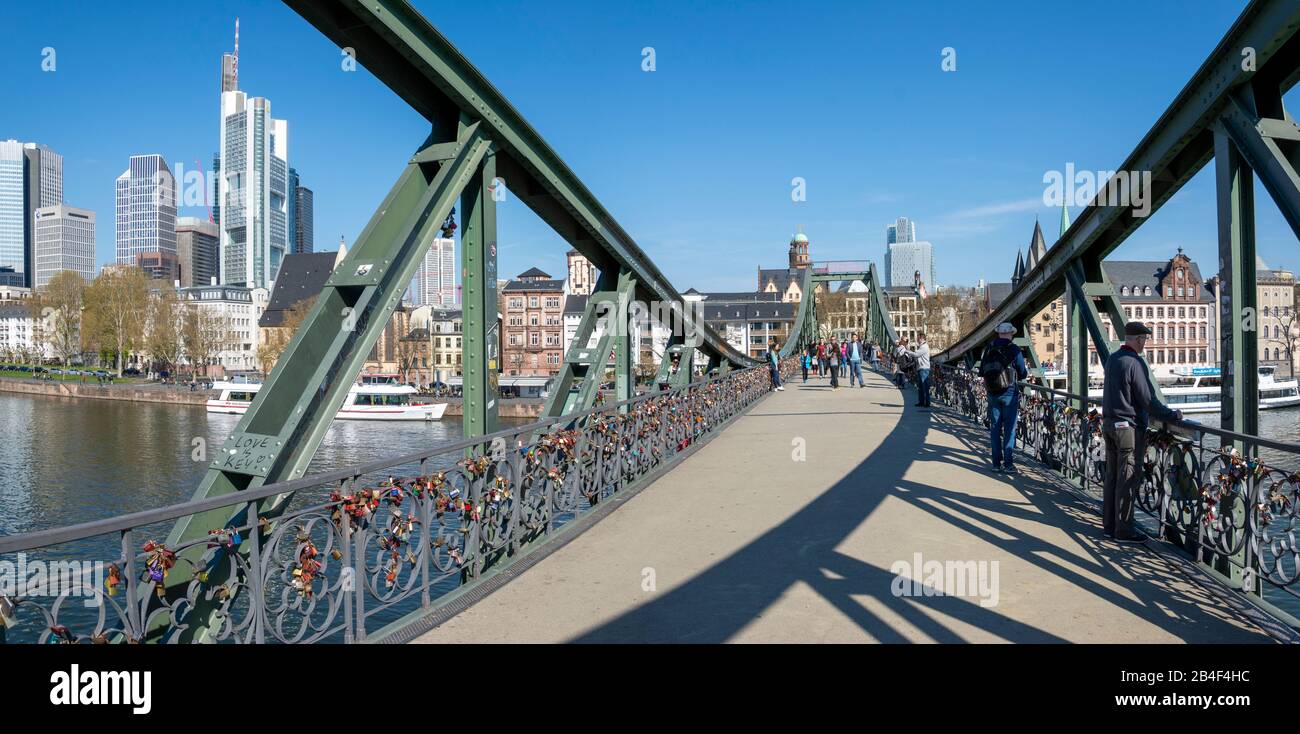 Allemagne, Hesse, Francfort, pont de la « jetée de fer » avec des écluses d'amour. Banque D'Images