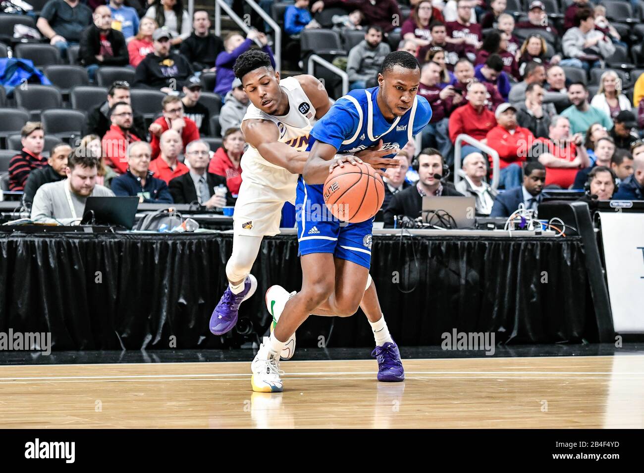 6 mars 2020: La garde des Panthers du nord de l'Iowa, Ésaïe Brown (24), atteint et fout la garde des Bulldogs Drake D.J. Wilkins (0) au deuxième tour de la Conférence de la vallée du Missouri tournoi des hommes entre l'Université du nord de l'Iowa et Drake. Organisé au Centre entreprise de St. Louis, Mo Richard Ulreich/CSM Banque D'Images