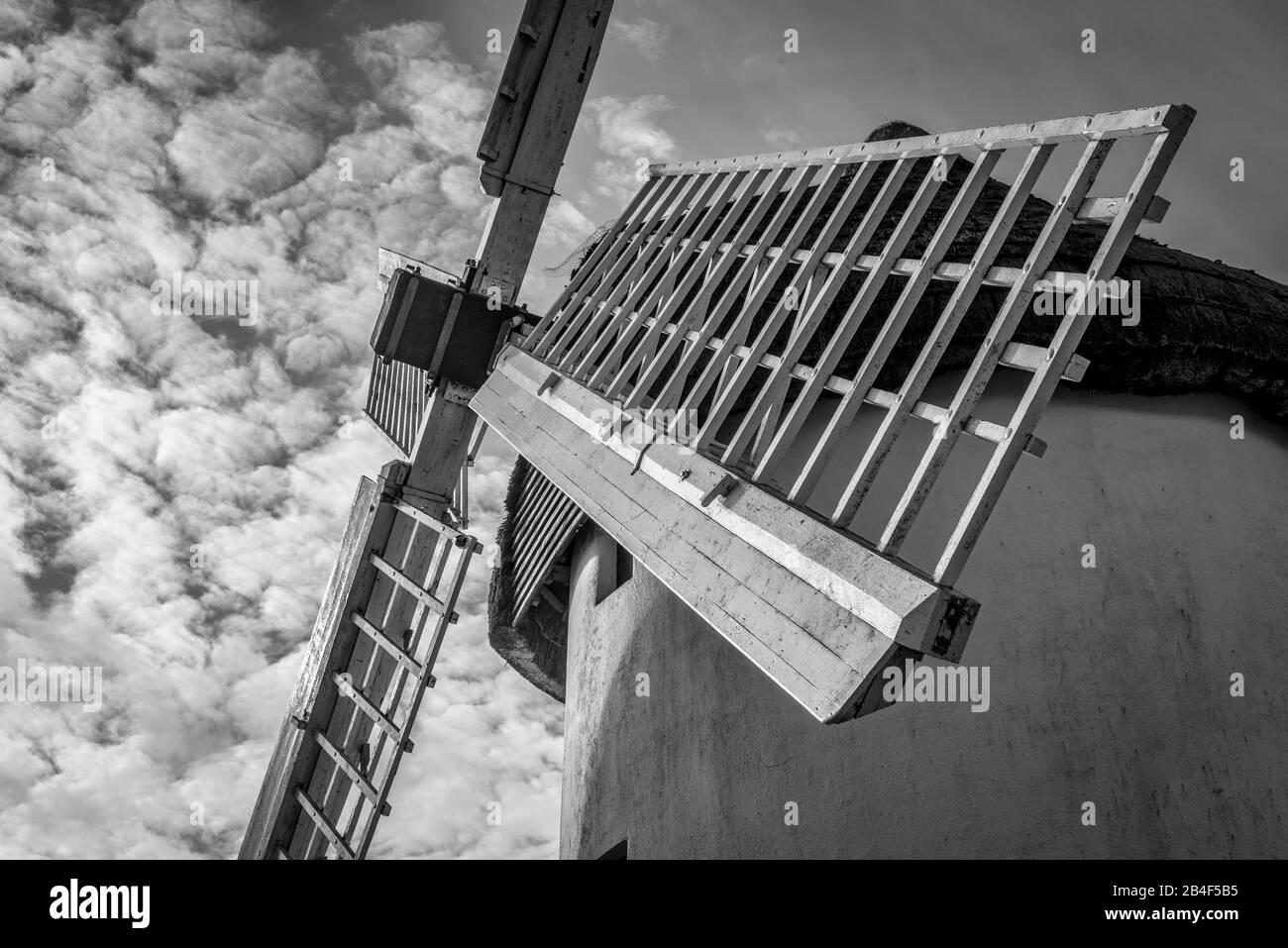 Une photo en noir et blanc des voiles d'un ancien moulin à vent en Irlande Banque D'Images