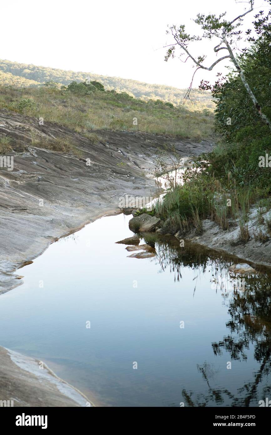 Rio Jequitinhonha próximo à sua nascente, sob trecho cortado pela BR 259, na Serra do Espinhaço méridional, géologie, rivière Jequitinhonha, Serro, Minas Banque D'Images