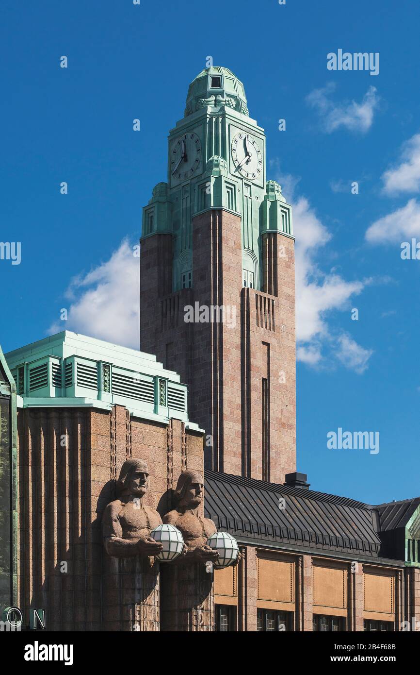 Helsinki, Finnland, Hauptbahnhof, Uhrenturm Und Statuen Von Emil Wikström, Jugendstil Und Neoklassizismus Banque D'Images