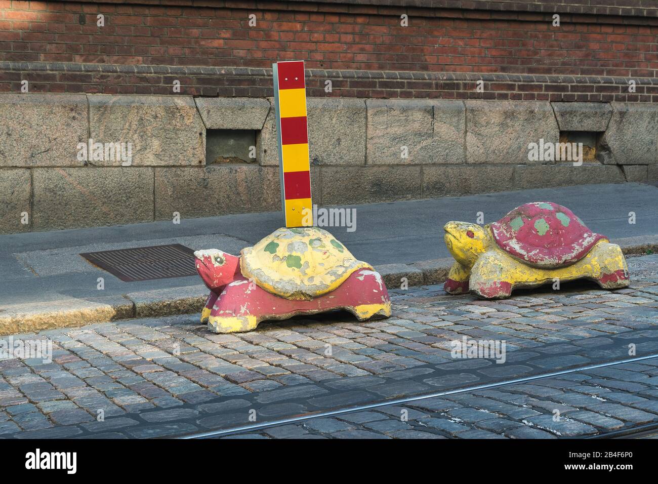 Helsinki, la circulation, les tortues en tant que détenteur créatif des panneaux de signalisation. ä. Banque D'Images