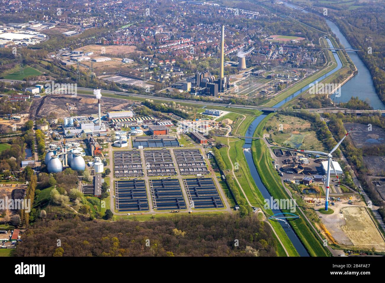 Vue aérienne de l'usine de traitement des eaux usées Bottrop, Emscher River, Emscherkläranlage à Bottrop, dans la région de la Ruhr, dans l'État fédéral de Rhénanie-du-Nord-Westphalie, Allemagne. Au sud de l'Emscher se dresse la centrale éolienne sur le jardin d'orage. Banque D'Images