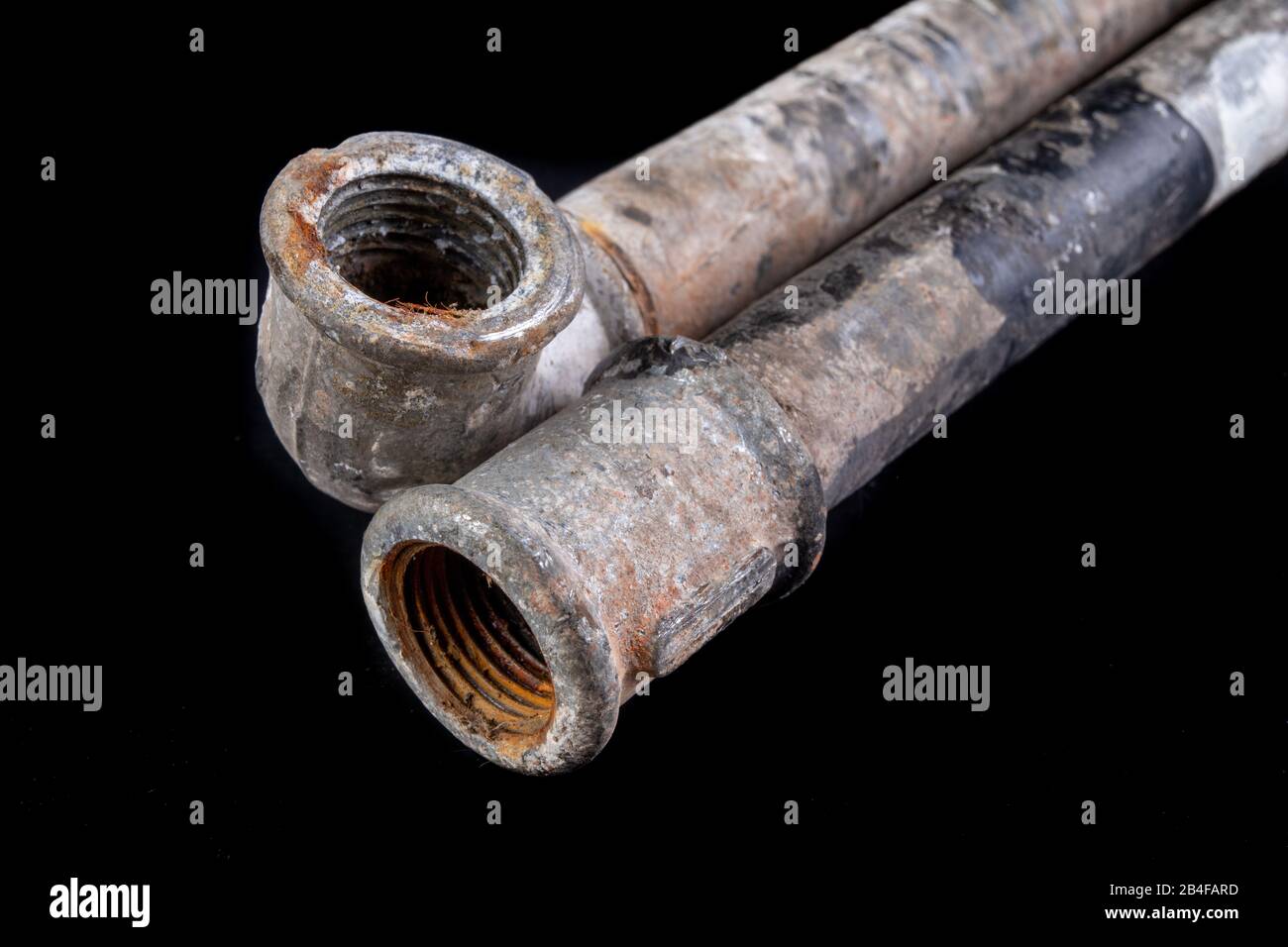 Ancien tuyau métallique sale pour l'alimentation en eau. Accessoires et  outils pour plombier. Fond sombre Photo Stock - Alamy
