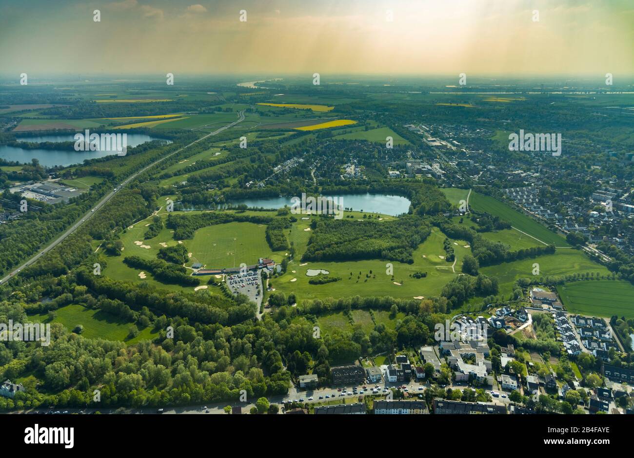 Vue aérienne du parcours de golf sur le lac Remberger à Duisburg, dans le quartier Huckingen, dans la région métropolitaine de Rhin-Ruhr, dans l'État fédéral de Rhénanie-du-Nord-Westphalie, Allemagne Banque D'Images