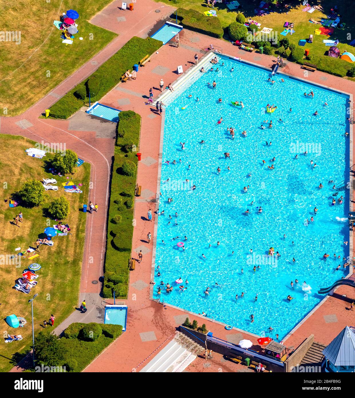 Vue aérienne de la piscine extérieure et de la piscine publique HeljensBad avec piscine nageuse, piscine pour longueurs et bains de soleil à Heiligenhaus dans la région de la Ruhr dans l'état fédéral de Rhénanie-du-Nord-Westphalie en Allemagne. Banque D'Images