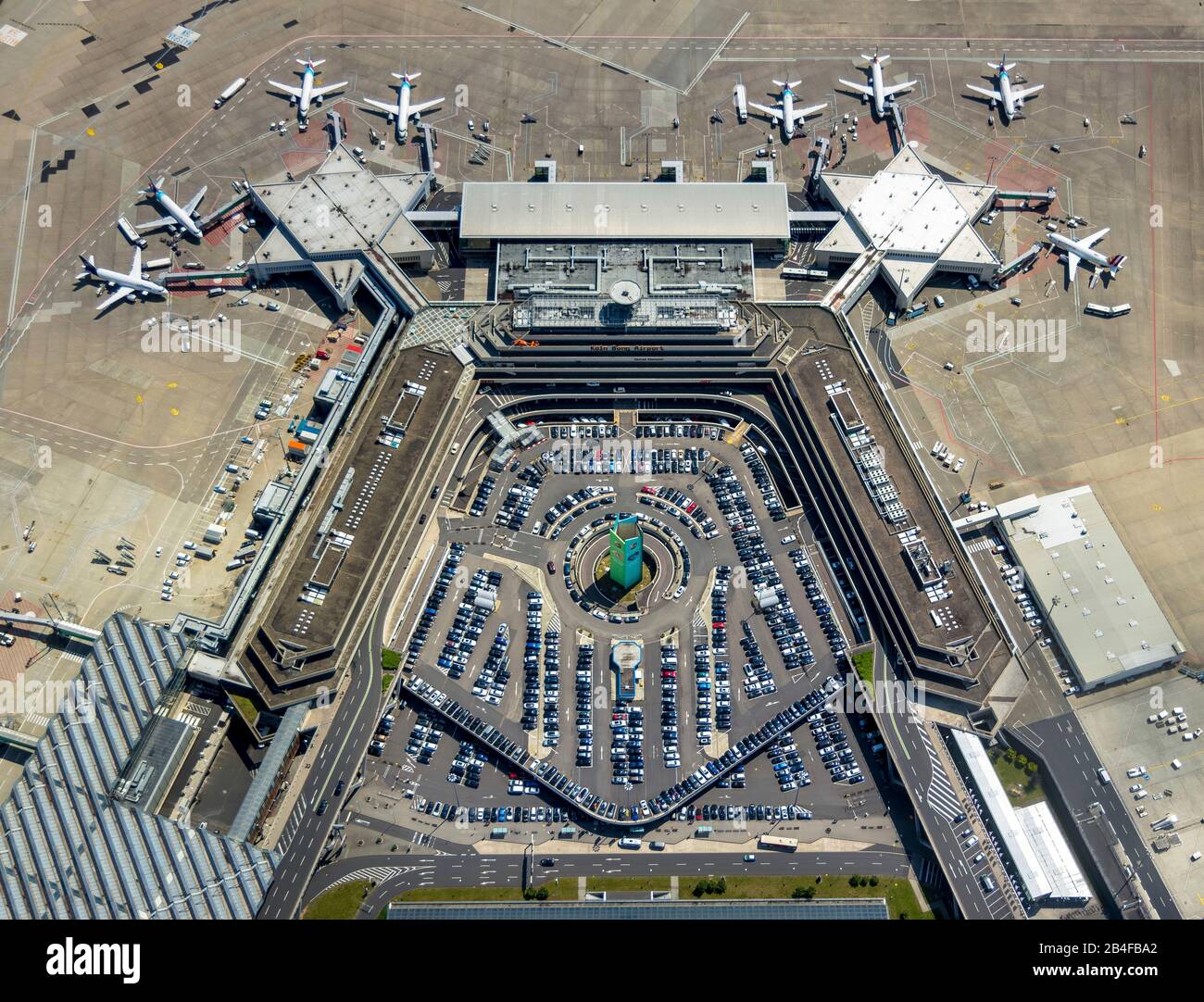 Vue aérienne de l'aéroport Konrad Adenauer de Cologne / Bonn avec les doigts d'enregistrement, les jetées avec jets, les avions commerciaux, l'aéroport international dans le sud-est de Cologne-Gragel et, dans une petite mesure, dans la région de Troisdorf à Cologne en Rhénanie-du-Nord-Westphalie, Allemagne, Rhénanie, Europe, Banque D'Images