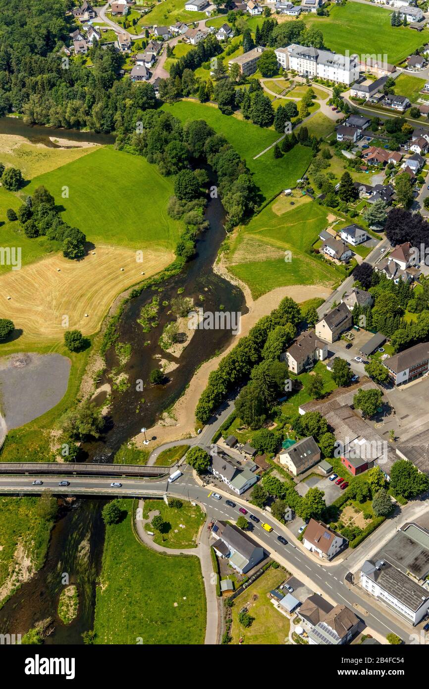 Vue aérienne de la renaturation de la Ruhr autour de l'autoroute, pont de la Ruhr route Glösinger avec de petites îles de la Ruhr à Oevtrop à Arnsberg à Sauerland dans l'état de Rhénanie-du-Nord-Westphalie en Allemagne Banque D'Images