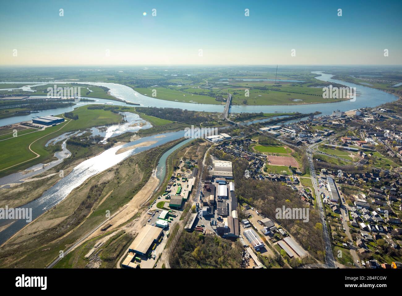 Vue aérienne de l'estuaire de Lippe entre Lippeschlösschen et le pont du Rhin comme un paysage de lac dans le sud de Wesel sur le Bas-Rhin dans la région de la Ruhr dans l'état fédéral de Rhénanie-du-Nord-Westphalie, Allemagne Banque D'Images