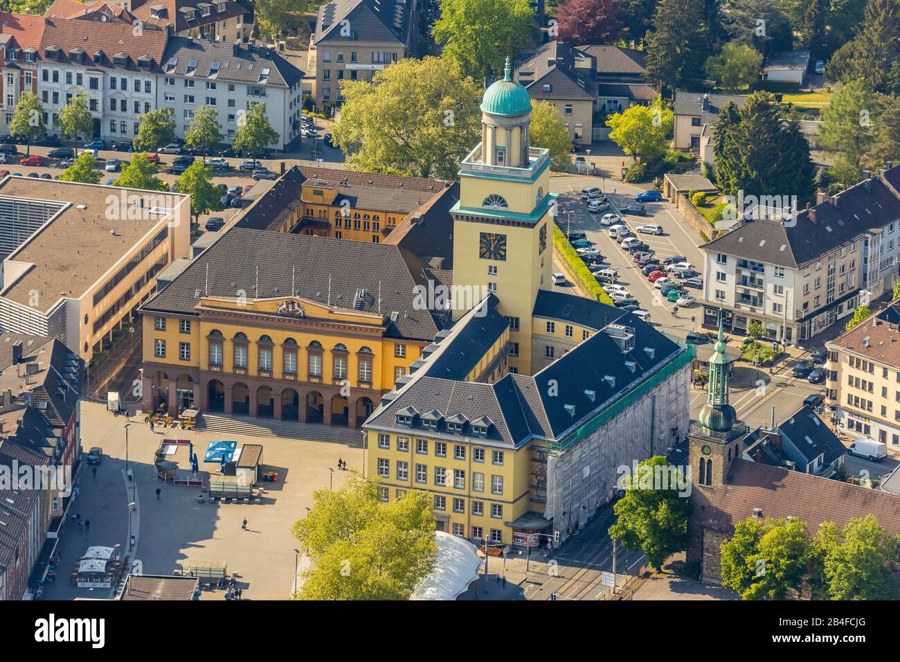 Vue aérienne de la mairie de Witten en face du marché des céréales, qui est reconstruit, à Witten dans la région de la Ruhr dans l'état fédéral de Rhénanie-du-Nord-Westphalie, Allemagne. Banque D'Images