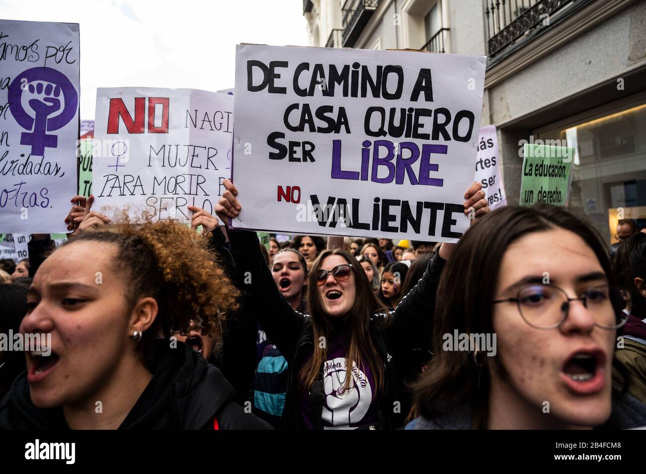 Madrid, Espagne. 06 mars 2020. Madrid, Espagne. 6 Mars 2020. Une femme criant avec une lecture de placarde "Sur mon chemin à la maison, je veux être libre, pas brave". Les étudiants protestent lors d'une manifestation contre la VOX d'un parti d'extrême droite et leur politique « PIN parental ». Les étudiants espagnols ont fait la grève et se sont rendus dans les rues pour protester contre le machisme dans le cadre des événements qui ont suivi la Journée internationale de la femme. Crédit: Marcos Del Mazo/Alay Live News Banque D'Images