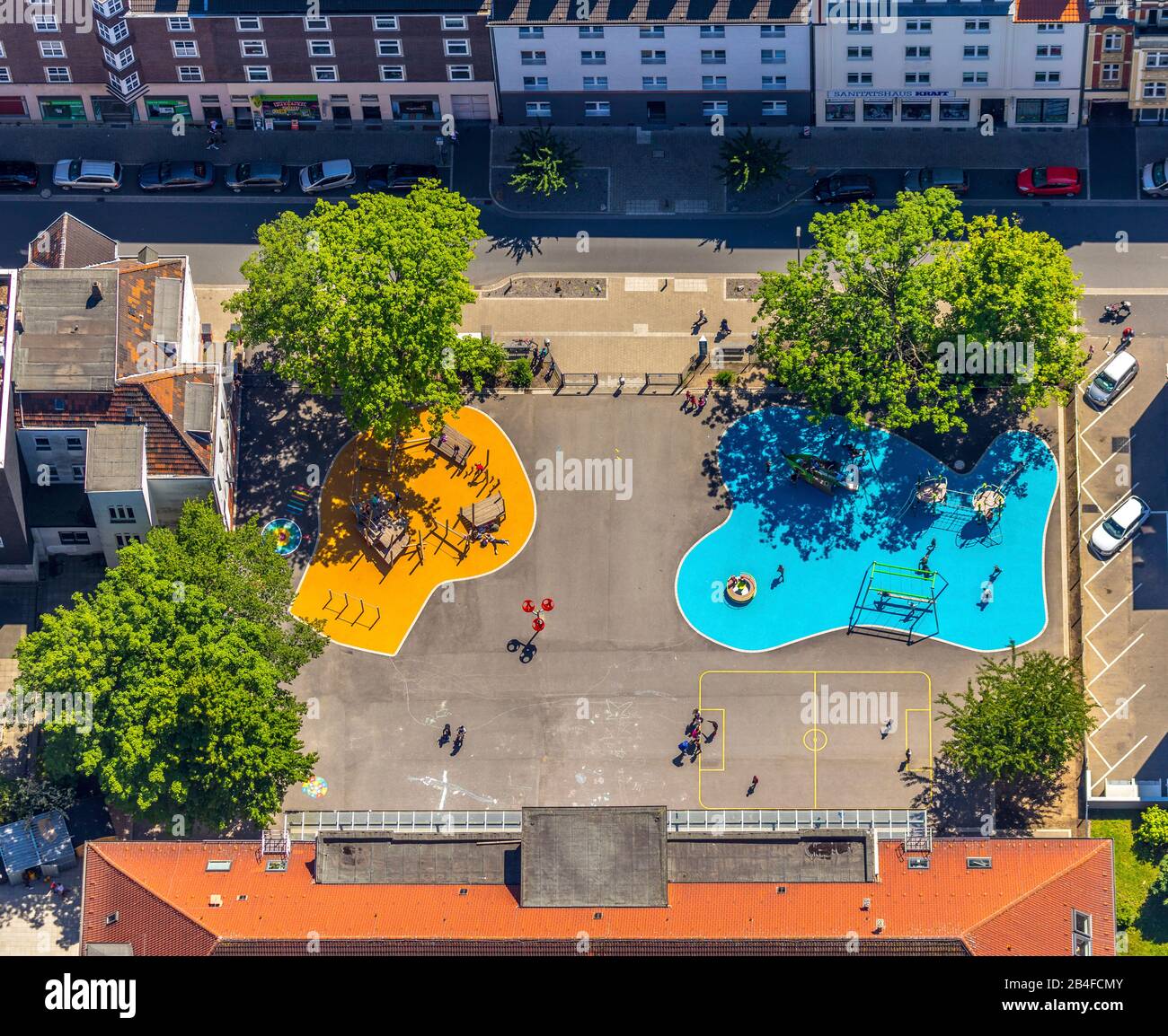Vue aérienne de la nouvelle école de jeu Grundschule Kunterbunt à Neustrasse avec des aires de jeux colorées à Herne-Mitte à Herne, Ruhrgebiet, Rhénanie-du-Nord-Westphalie, Allemagne Banque D'Images