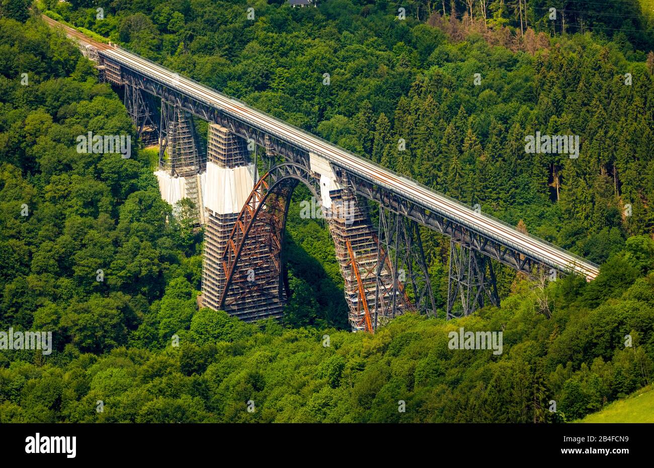 Vue aérienne du pont ferroviaire pont Müngstener autrefois le pont Kaiser Wilhelm est le pont ferroviaire le plus élevé d'Allemagne sur le Wupper est en cours de rénovation à Solingen dans l'État allemand de Rhénanie-du-Nord-Westphalie, Allemagne, Rhénanie, Europe, le pont ferroviaire le plus élevé d'Allemagne, pont ferroviaire historique, pont de fer Banque D'Images