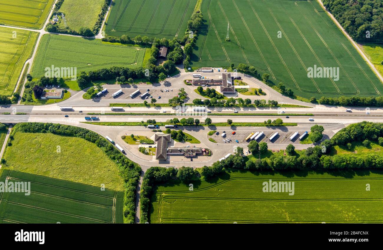 Vue aérienne du lieu de repos Serways Zone De Repos Soester Börde Süd à l'autoroute A 44 à Soest dans le Soester Börde, dans l'état fédéral Rhénanie-du-Nord-Westphalie en Allemagne, Soester Börde, Europe, Banque D'Images
