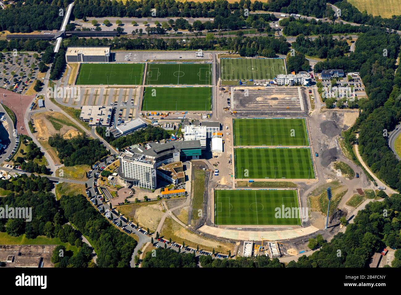 Vue aérienne des terrains d'entraînement D'ARENAPARK Schalke, Veltinsarena et Schalke avec l'ancien Parkstadion et l'hôtel Courtyard Gelsenkirchen, clinique de réhabilitation Medicos.AufSchalke Reha GmbH & Co. KG et ancien stade de parc à Erle, Gelsenkirchen, Ruhrgebiet, Rhénanie-du-Nord-Westphalie, Allemagne, Banque D'Images