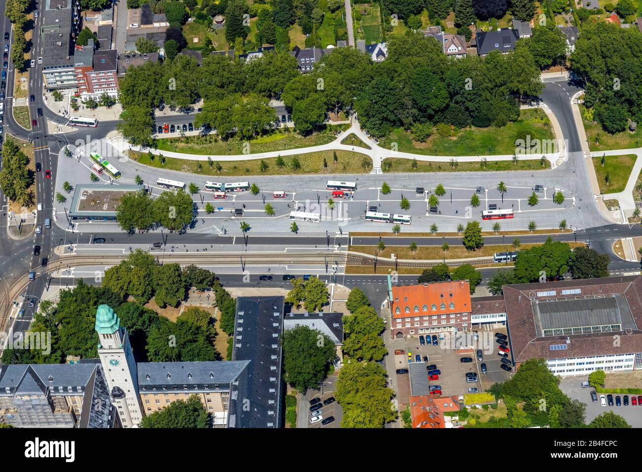 Vue aérienne de la gare routière centrale ZOB à Gelsenkirchen-Buer avec plateformes de bus et changement de contrôle de la circulation à Gelsenkirchen dans la région de la Ruhr en Rhénanie-du-Nord-Westphalie en Allemagne, Gelsenkirchen, région de la Ruhr, Rhénanie-du-Nord-Westphalie, Allemagne, Banque D'Images