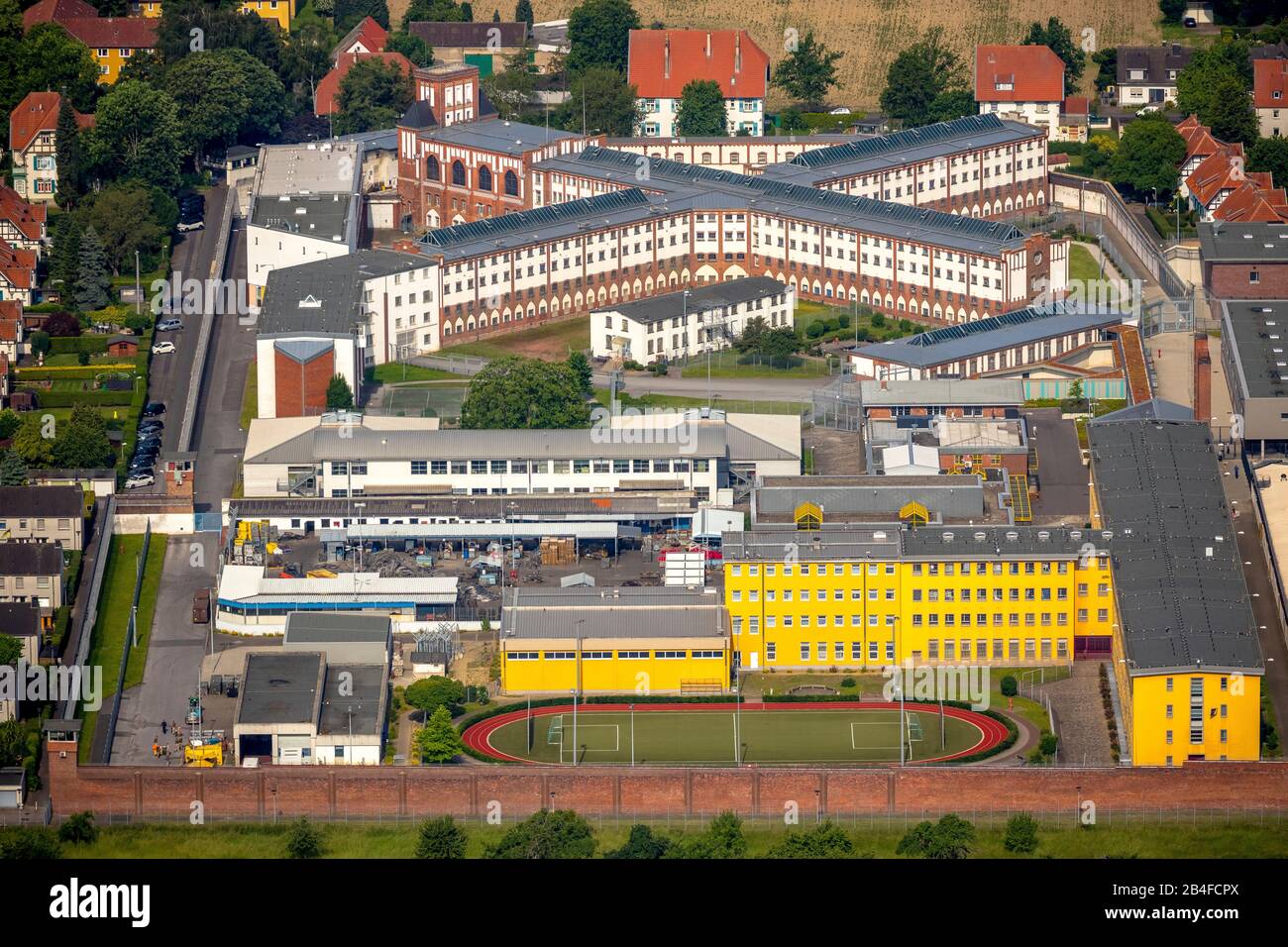 Vue aérienne de la prison de Werl vue de l'est, la prison de Werl à Werl dans le Soester Börde dans l'état de Rhénanie-du-Nord-Westphalie en Allemagne, Werl, Soester Börde, Rhénanie-du-Nord-Westphalie, Allemagne, Loh, prison, prison, murs de prison, bâtiments de prison rénovés, prison, felonies Banque D'Images