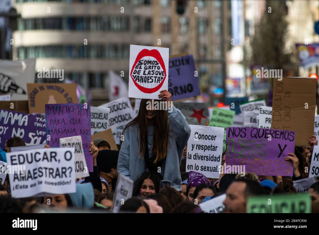 Madrid, Espagne. 06 mars 2020. Madrid, Espagne. 6 Mars 2020. Une femme protestant avec une lecture de placarde "Nous sommes le chager de ceux qui ne sont plus ici". Les étudiants protestent lors d'une manifestation contre la VOX d'un parti d'extrême droite et leur politique « PIN parental ». Les étudiants espagnols ont fait la grève et se sont rendus dans les rues pour protester contre le machisme dans le cadre des événements qui ont suivi la Journée internationale de la femme. Crédit: Marcos Del Mazo/Alay Live News Banque D'Images