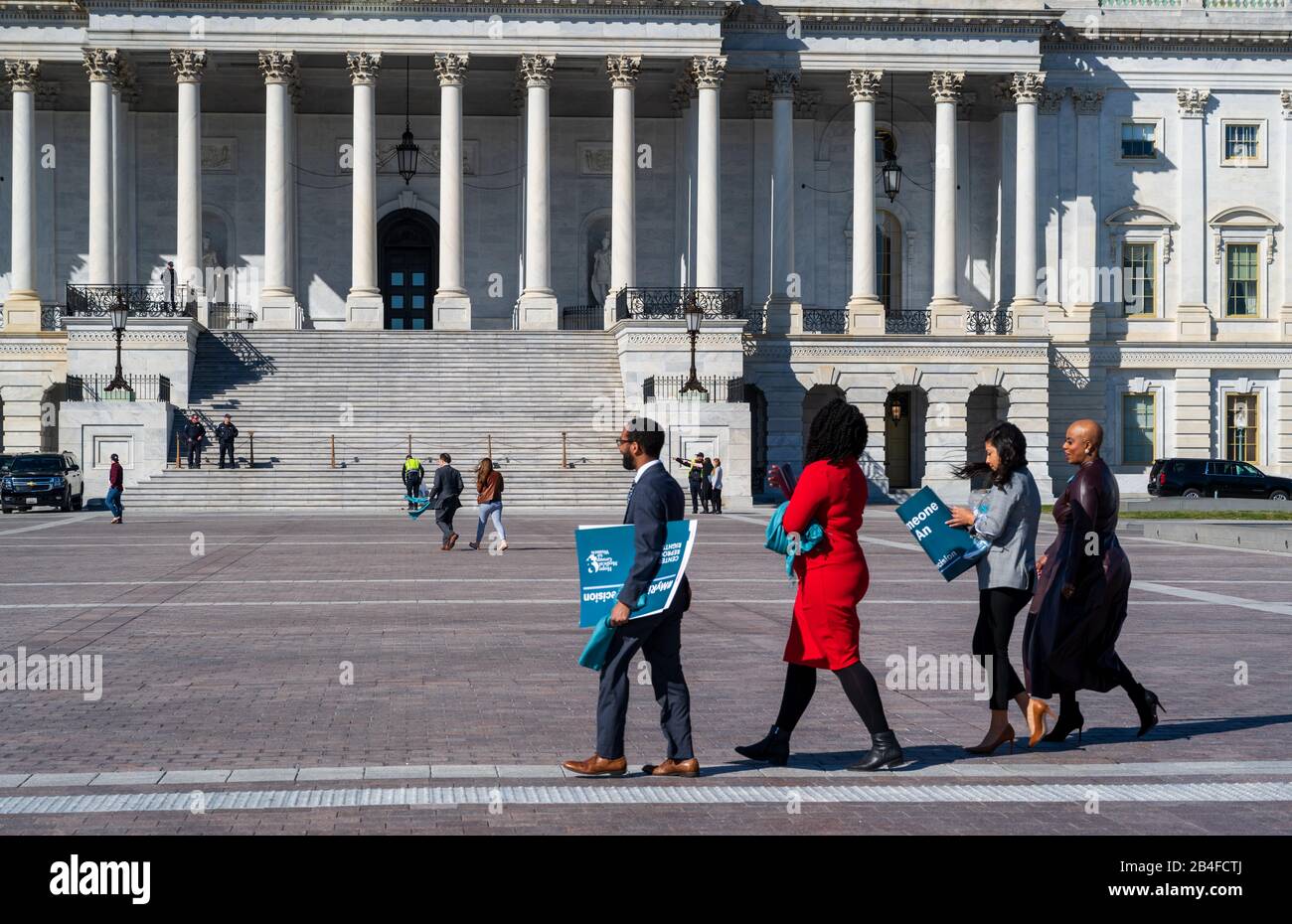 Washington, DC, États-Unis -- 4 mars 2020. Les participants à un rallye sur les droits à l'avortement marchent au-delà de la capitale après avoir quitté la manifestation. Banque D'Images