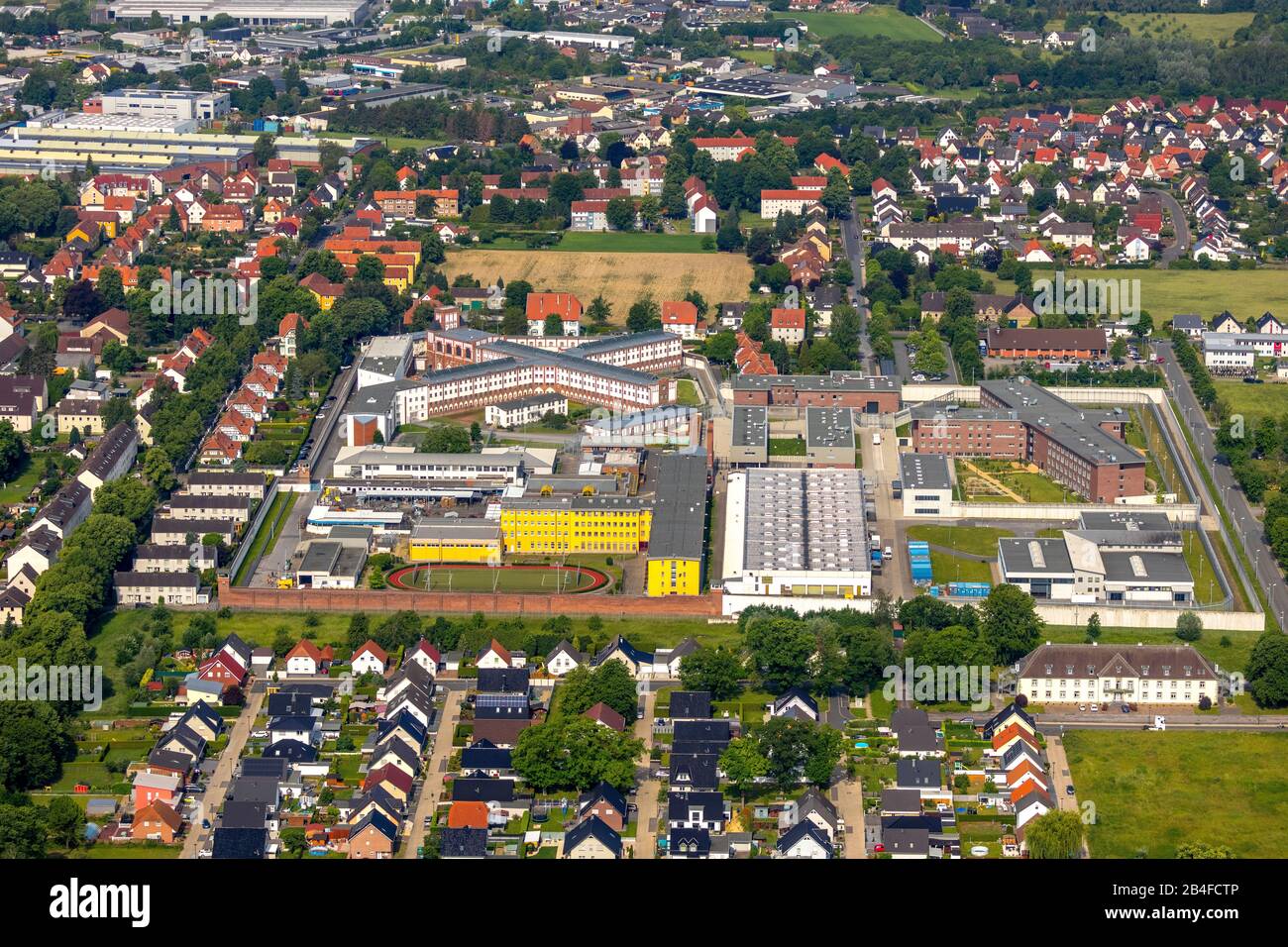 Vue aérienne de la prison de Werl vue de l'est, la prison de Werl à Werl dans le Soester Börde dans l'état de Rhénanie-du-Nord-Westphalie en Allemagne, Werl, Soester Börde, Rhénanie-du-Nord-Westphalie, Allemagne, Loh, prison, prison, murs de prison, bâtiments de prison rénovés, prison, felonies Banque D'Images