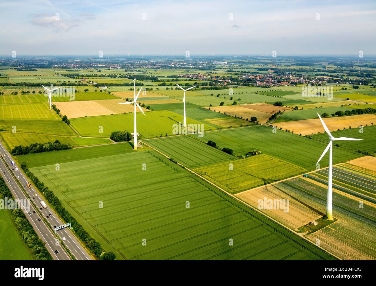 Vue aérienne des centrales éoliennes, de la ferme éolienne sur l'autoroute Westönner, de la route Mawicker et de l'autoroute A 44 avec champs et prairies à Werl dans le Soester Börde dans l'état de Rhénanie-du-Nord-Westphalie en Allemagne, Werl, Soester Börde, Rhénanie-du-Nord-Westphalie, Allemagne, Höhberg Banque D'Images