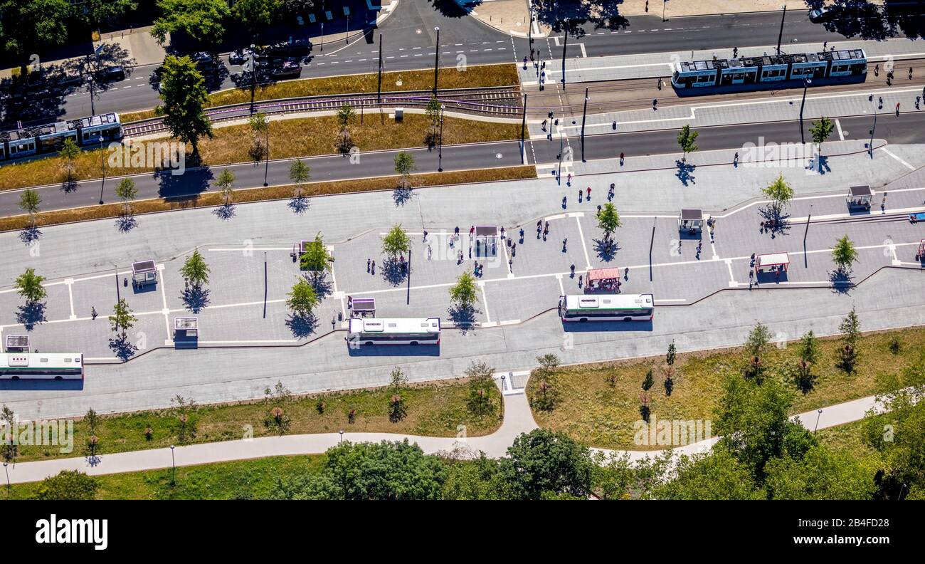 Vue aérienne de la gare routière centrale ZOB à Gelsenkirchen-Buer avec plateformes de bus et changement de contrôle de la circulation à Gelsenkirchen dans la région de la Ruhr en Rhénanie-du-Nord-Westphalie en Allemagne, Gelsenkirchen, région de la Ruhr, Rhénanie-du-Nord-Westphalie, Allemagne, Banque D'Images