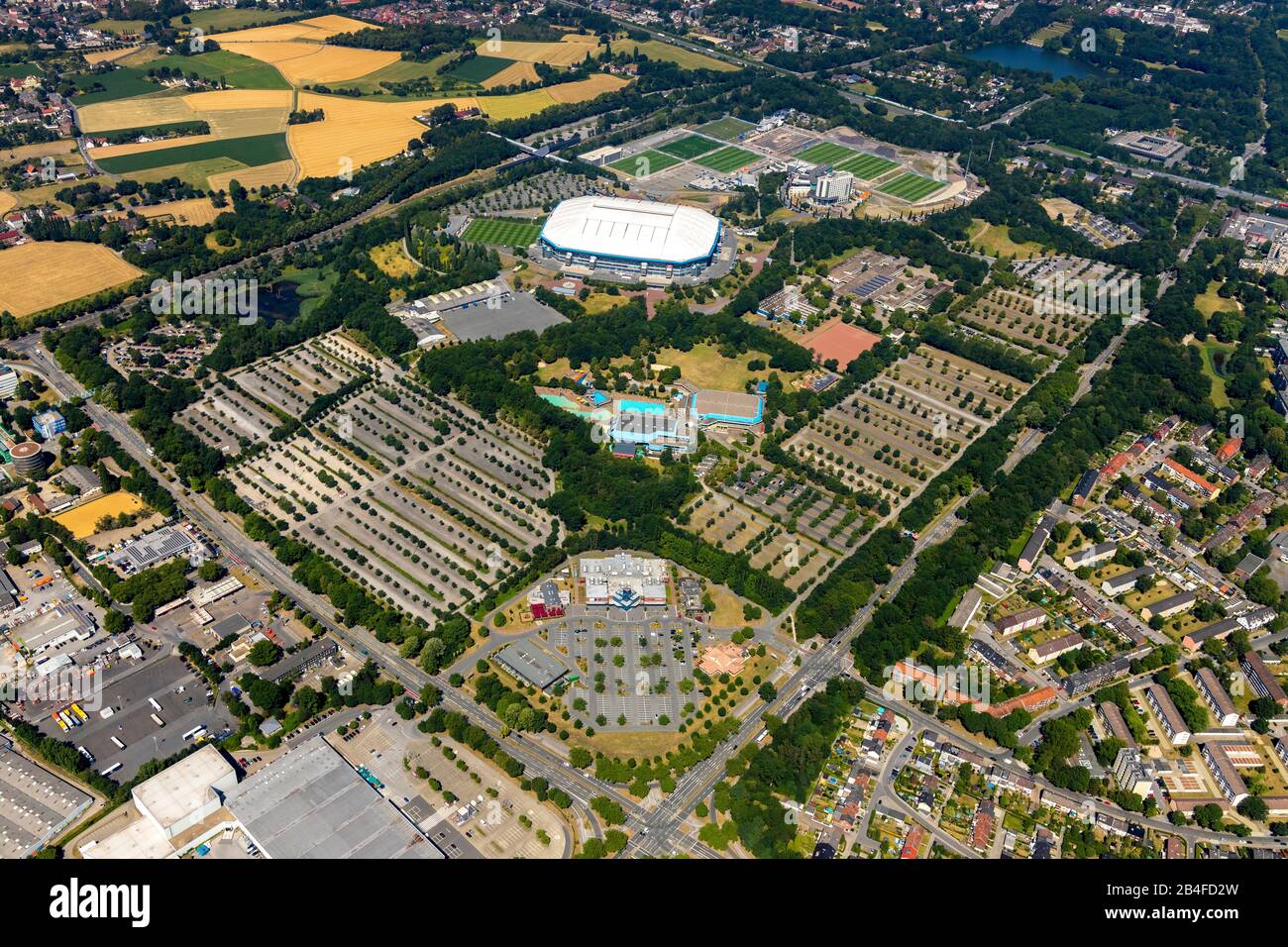 Vue aérienne des terrains d'entraînement D'ARENAPARK Schalke, Veltinsarena et Schalke avec l'ancien Parkstadion et l'hôtel Courtyard Gelsenkirchen, clinique de réhabilitation Medicos.AufSchalke Reha GmbH & Co. KG et ancien stade de parc à Erle, Gelsenkirchen, Ruhrgebiet, Rhénanie-du-Nord-Westphalie, Allemagne, Banque D'Images